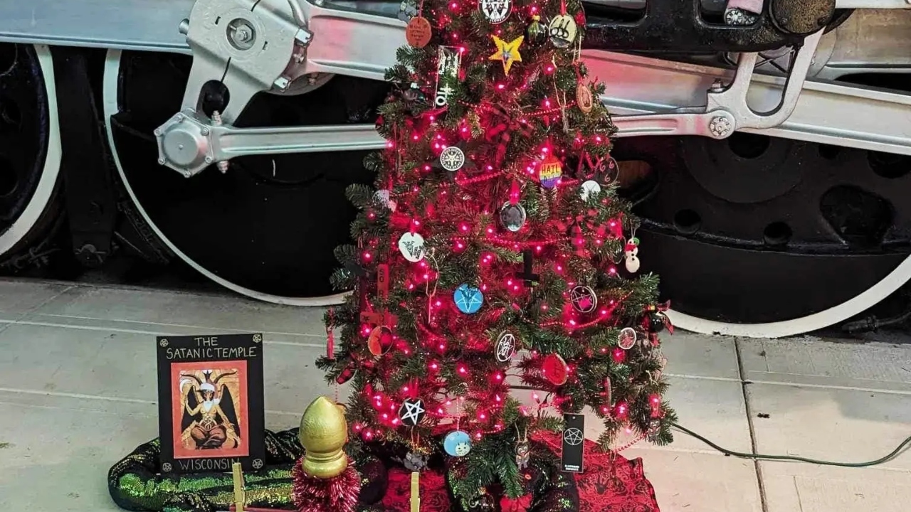 “Controversy Ignited Over Satanic Christmas Tree Display at Railroad Museum: A Clash of Values and Inclusivity”