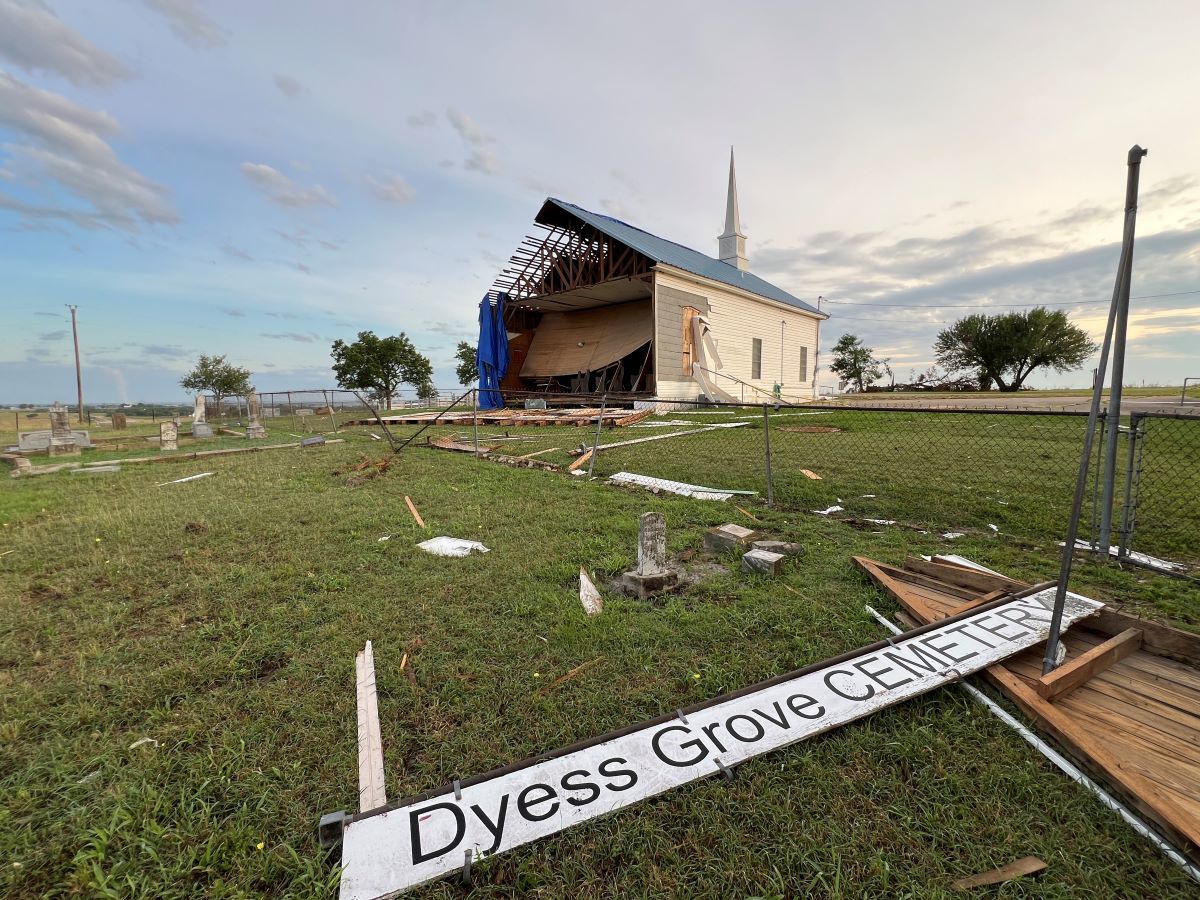 “Church Community’s Faith Reinforced: Surviving a Tornado at Dyess Grove Baptist Church in Texas”