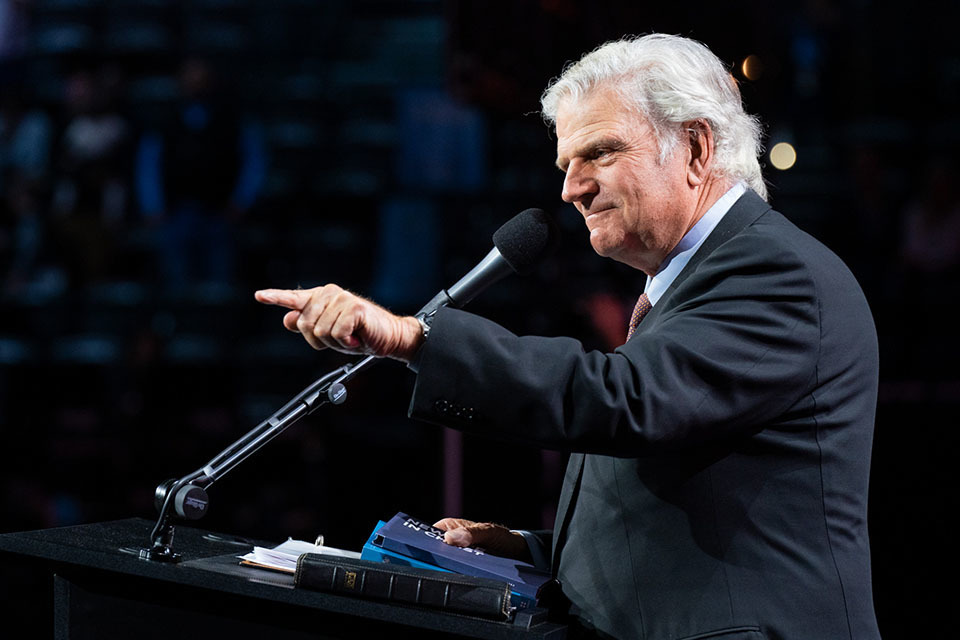 “Franklin Graham’s Successful ‘God Loves You Tour’: Thousands Gather for Birmingham Sermon Amidst Revival of Postponed Plans”