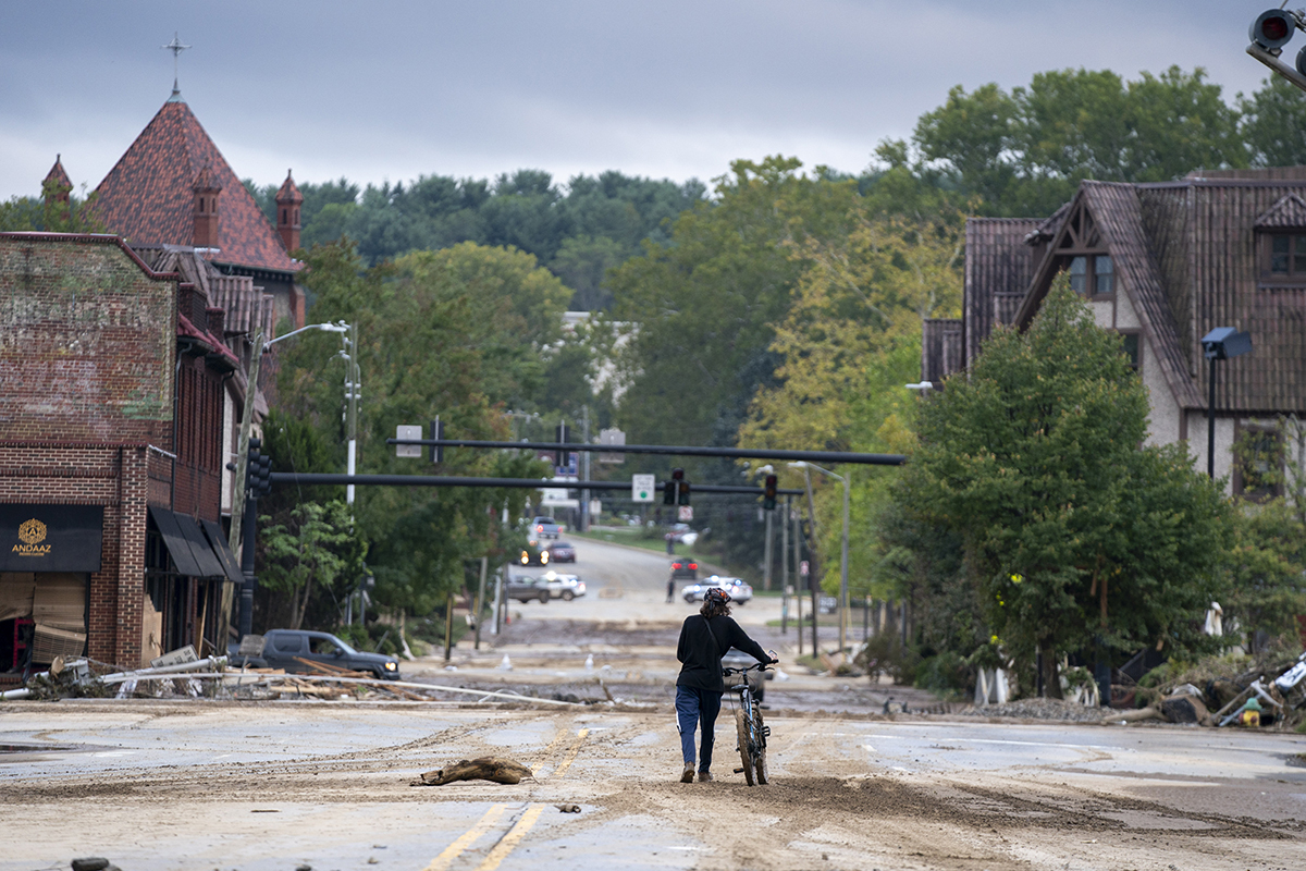 “Unity in the Face of Catastrophe: The Aftermath of Hurricane Helene in Hendersonville”